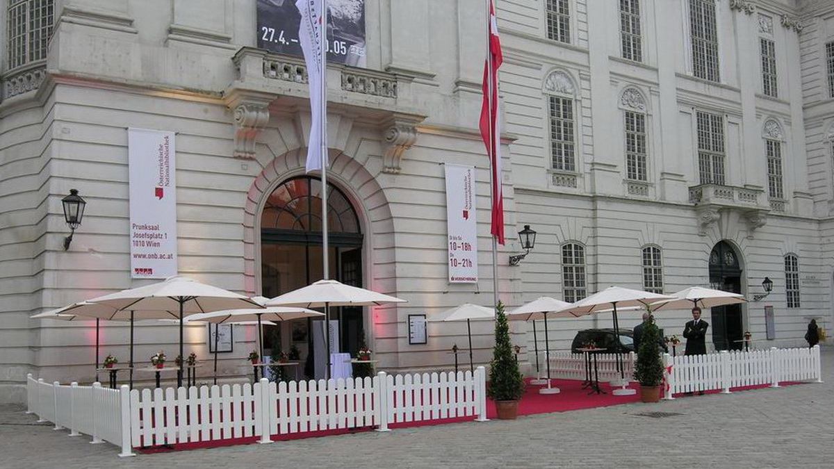 Terrasse mit Zaun im Eingangsbereich