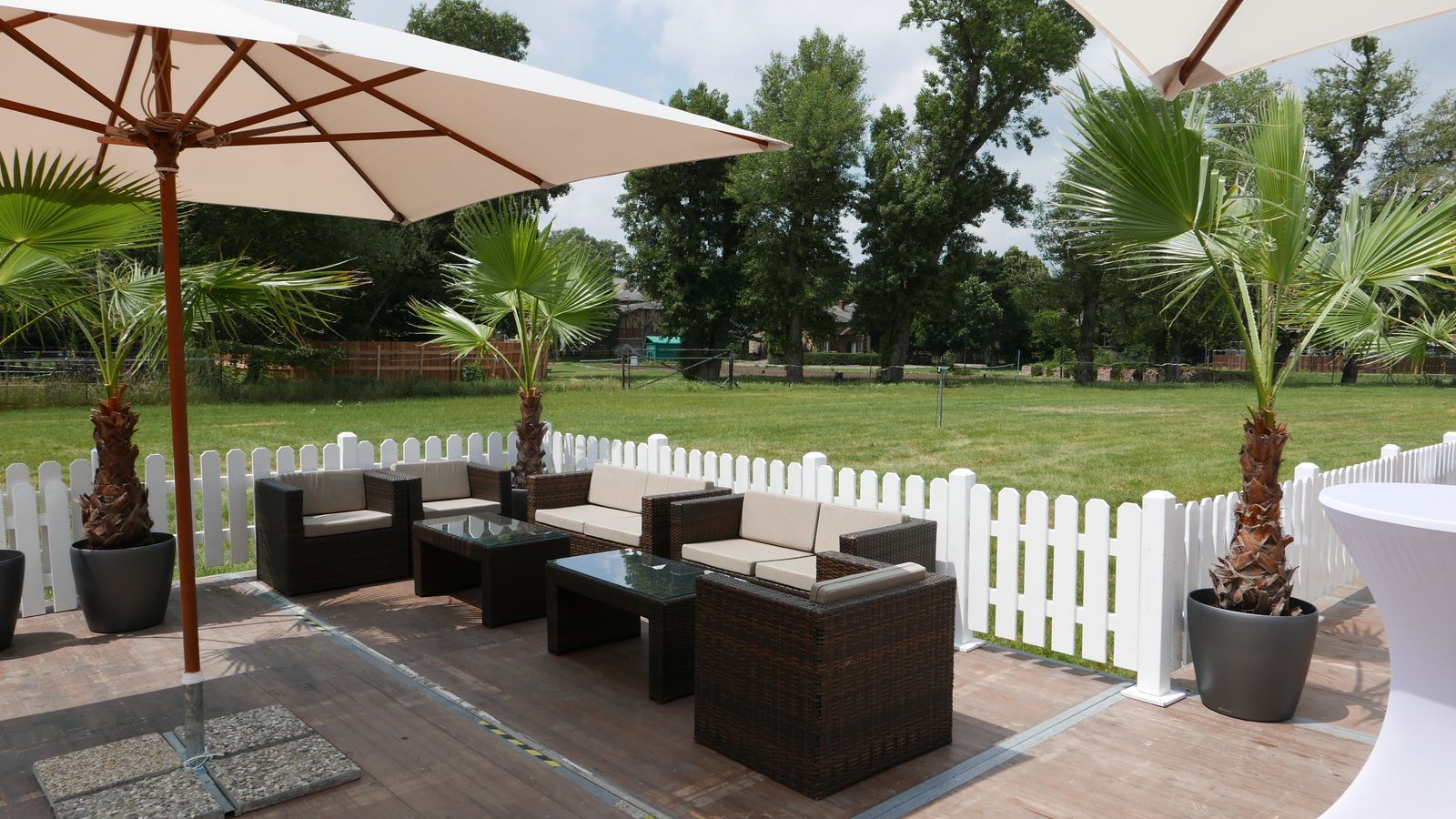 Rattan-Lounge im Freien mit Sonnenschirmen