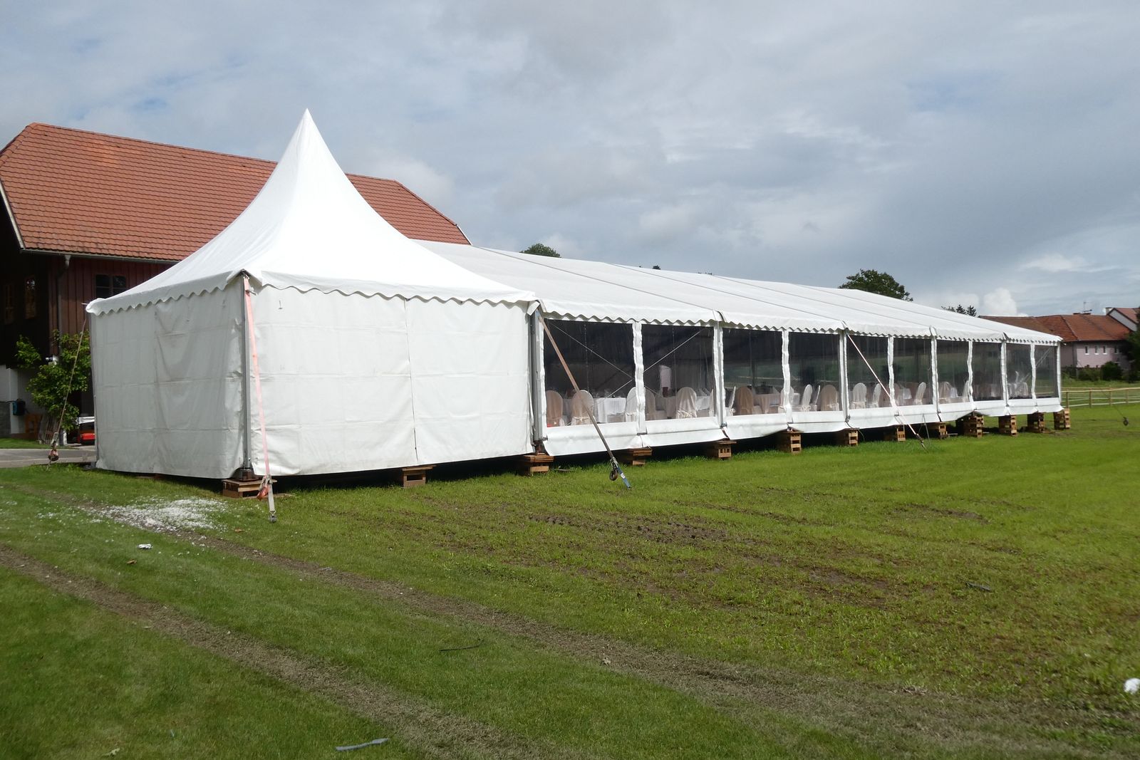 Festzelt mit Pagode neben einem Bauernhof