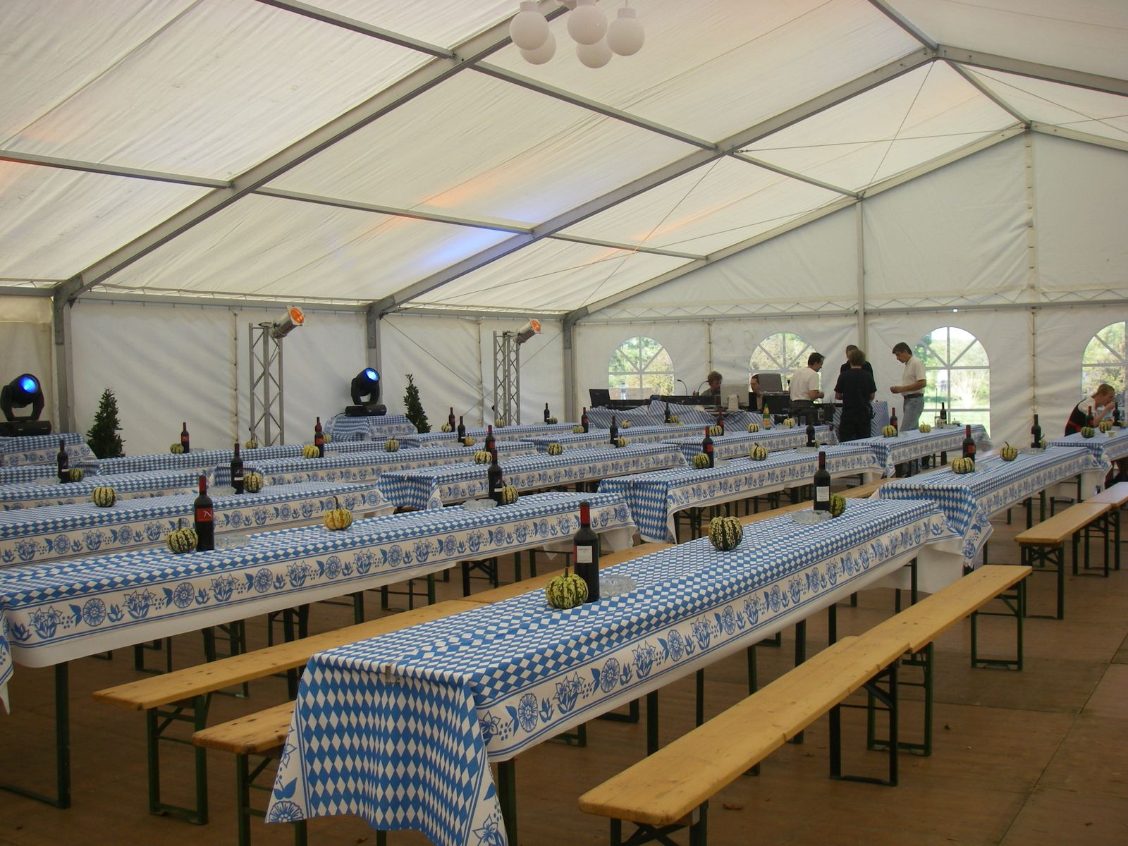 Festzelt mit Heurigengarnituren und blau-weißen Tischdecken