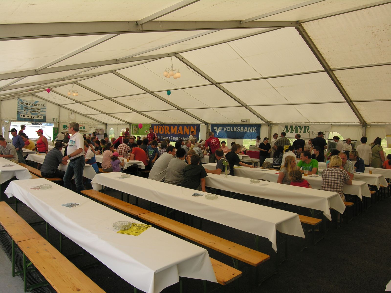 Gut besuchtes Vereinsfest im Festzelt mit Heurigengarnituren
