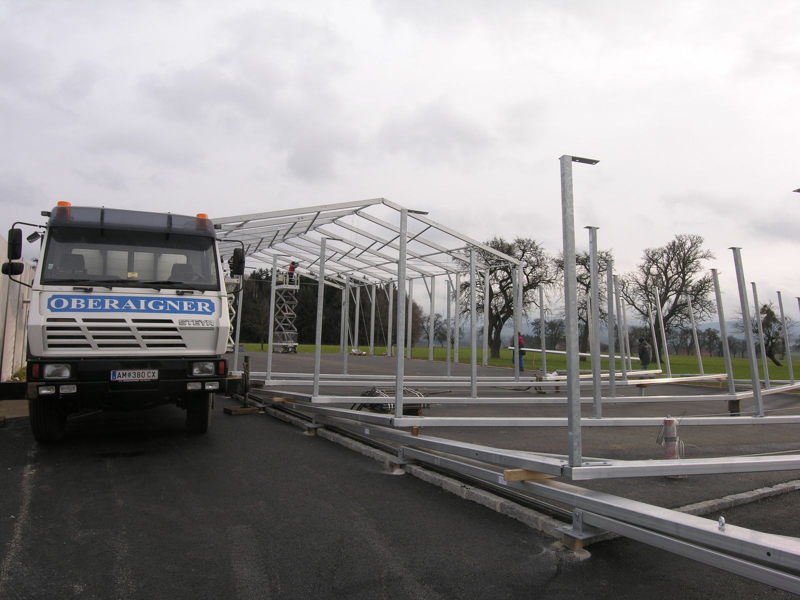 Oberaigner-LKW beim Aufbau eines Festzelts