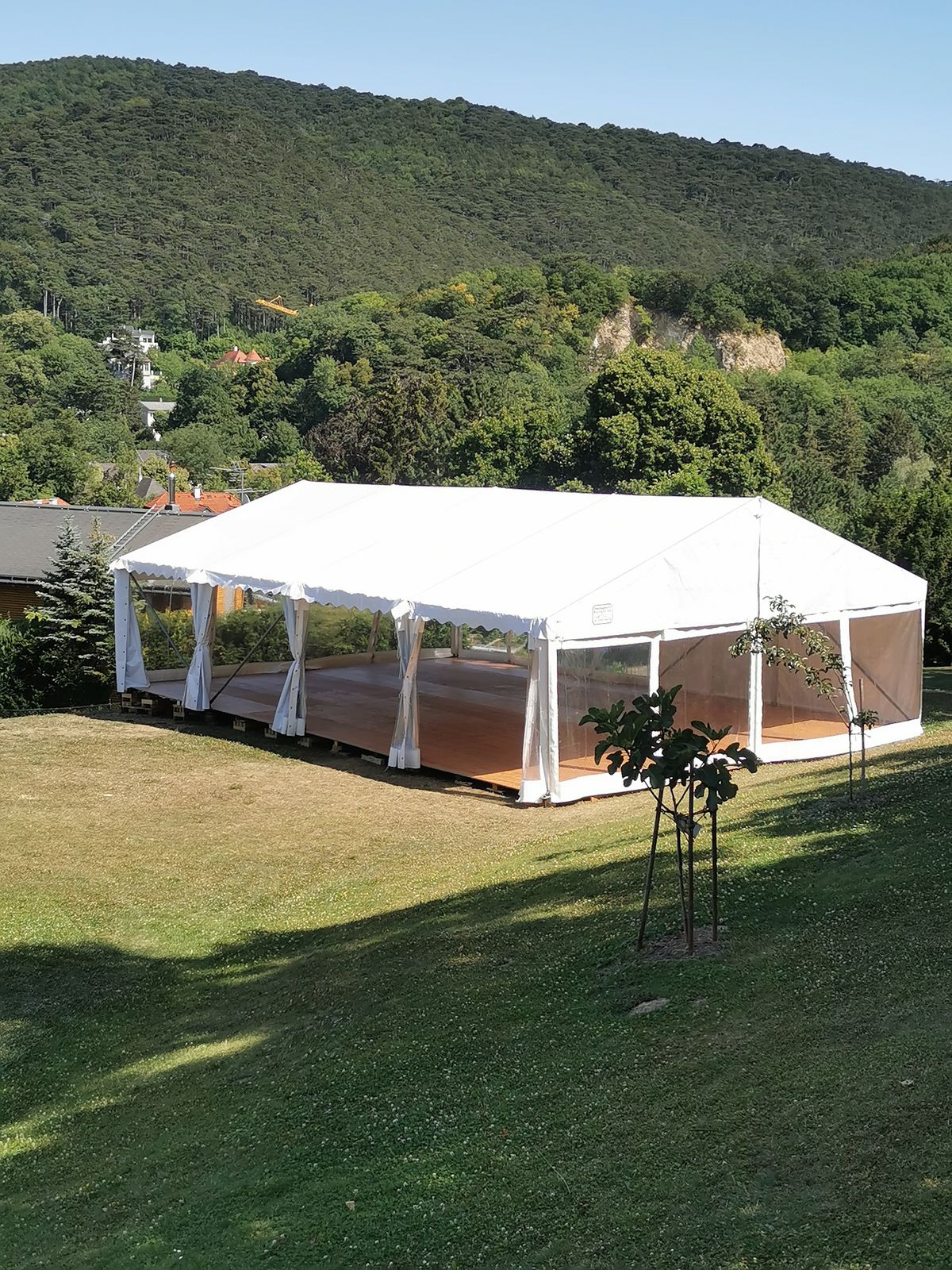 Partyzelt mit Holzboden auf einer Wiese – Zelt mieten in Niederösterreich