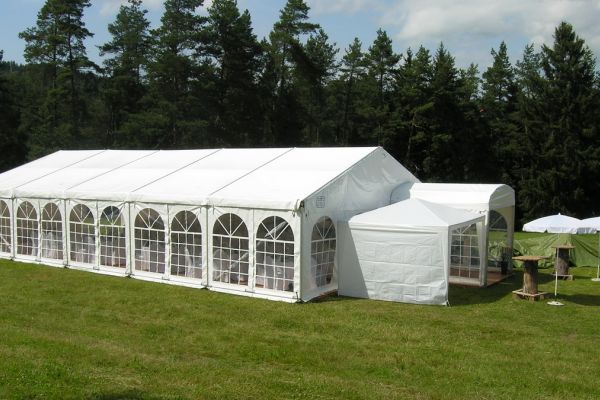Weißes Partyzelt 8 × 15 m mit Fensterwänden