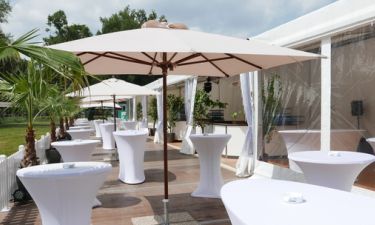 Sonnenschirme auf Terrasse