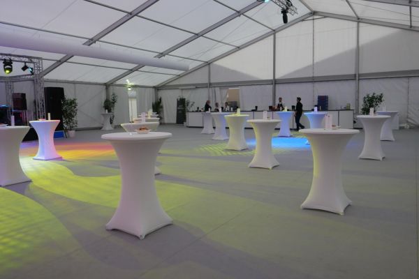 Messezelt mit Teppich und Stehtischen