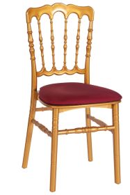 Goldener Sessel mit rotem Sitzpolster